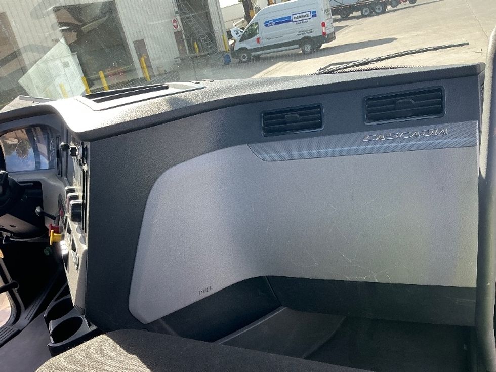 Day Cab Tractor-Heavy Duty Tractors-Freightliner-2021-T12664ST-Fontana-CA-369,646\n\t\tmiles-$ 61,000 - Image 13