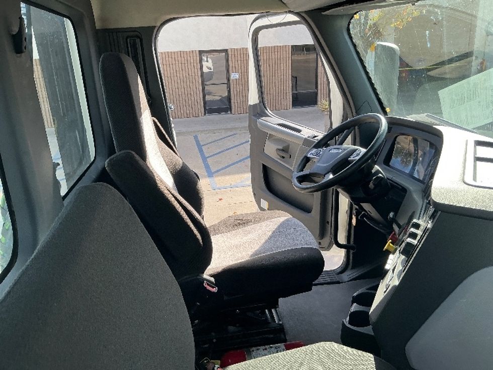 Day Cab Tractor-Heavy Duty Tractors-Freightliner-2021-T12664ST-Fontana-CA-369,646\n\t\tmiles-$ 61,000 - Image 14