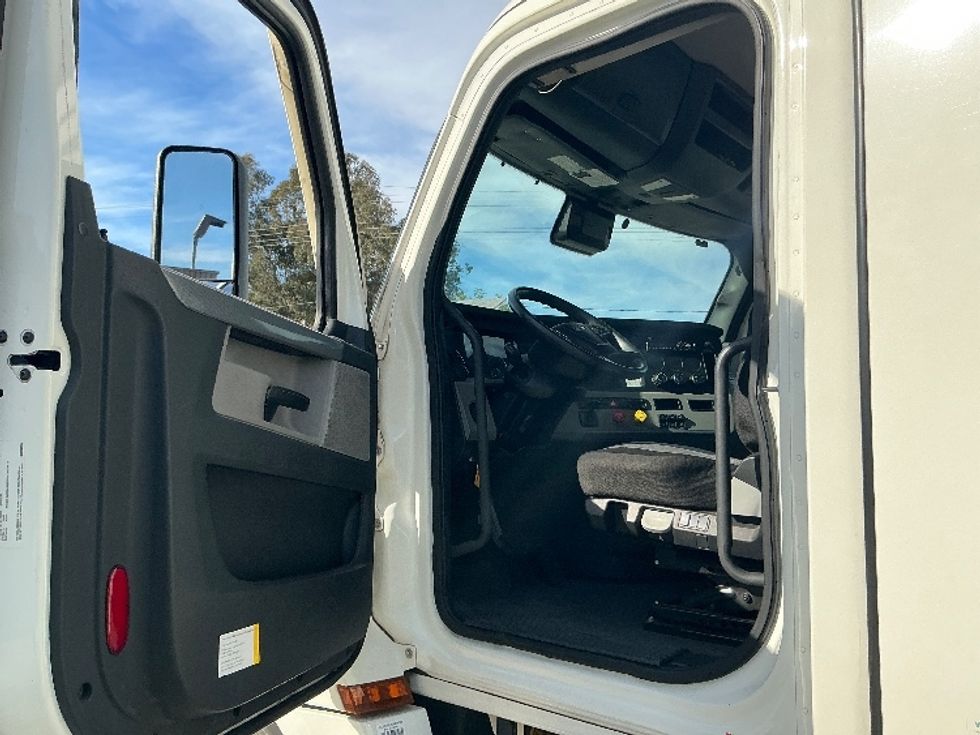 Day Cab Tractor-Heavy Duty Tractors-Freightliner-2021-T12664ST-Fontana-CA-369,646\n\t\tmiles-$ 61,000 - Image 9