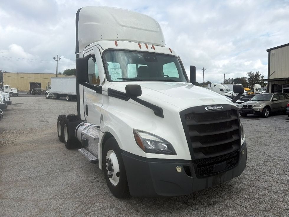 Day Cab Tractor-Heavy Duty Tractors-Freightliner-2021-T12664ST-Forest Park-GA-644,348\n\t\tmiles-$ 34,250 - Image 1