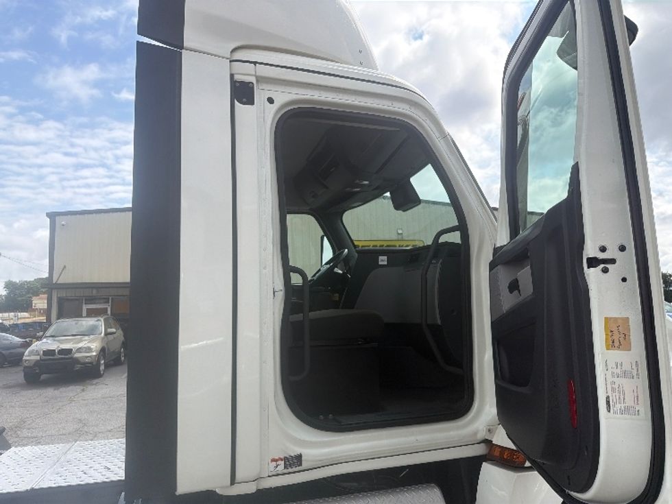 Day Cab Tractor-Heavy Duty Tractors-Freightliner-2021-T12664ST-Forest Park-GA-644,348\n\t\tmiles-$ 34,250 - Image 12