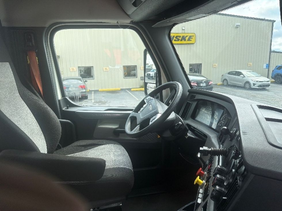Day Cab Tractor-Heavy Duty Tractors-Freightliner-2021-T12664ST-Forest Park-GA-644,348\n\t\tmiles-$ 34,250 - Image 14