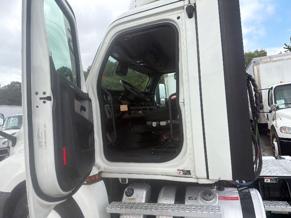 Day Cab Tractor-Heavy Duty Tractors-Freightliner-2021-T12664ST-Forest Park-GA-644,348\n\t\tmiles-$ 34,250 - Image 9