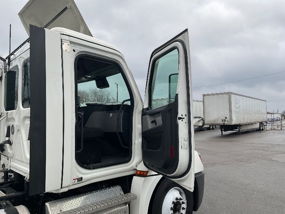 Day Cab Tractor-Heavy Duty Tractors-Freightliner-2021-T12664ST-Fort Wayne-IN-145,010\n\t\tmiles-$ 71,250 - Image 12