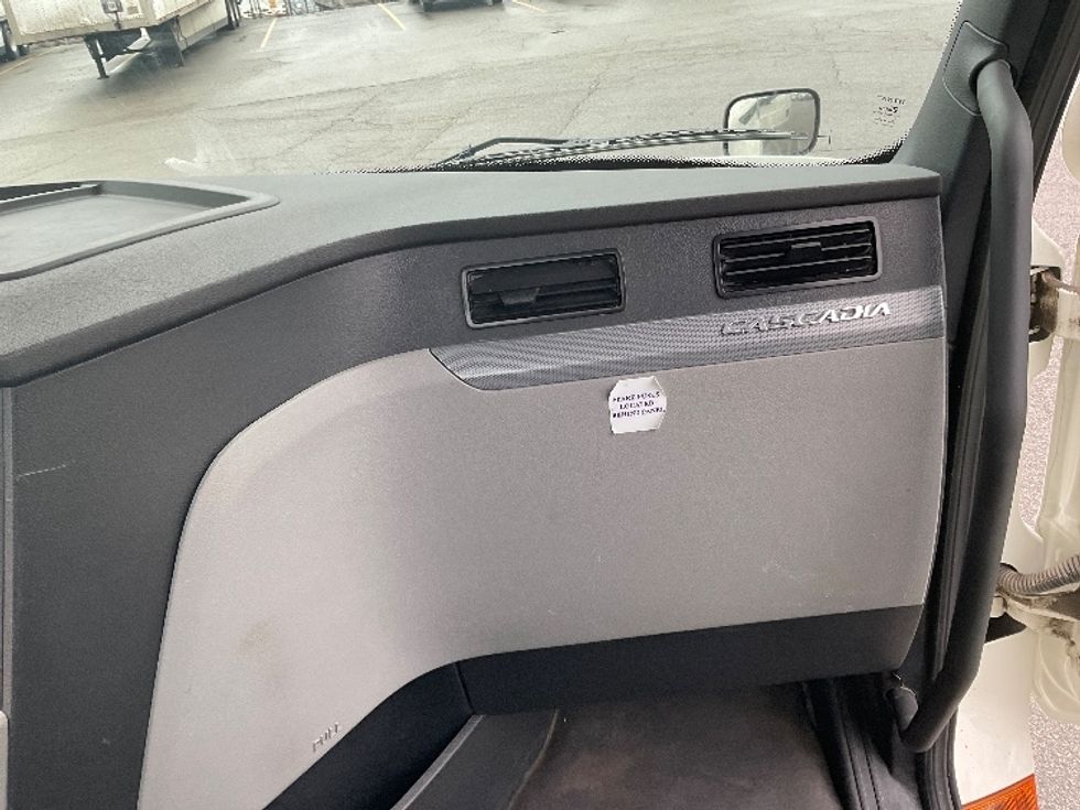 Day Cab Tractor-Heavy Duty Tractors-Freightliner-2021-T12664ST-Fort Wayne-IN-145,010\n\t\tmiles-$ 71,250 - Image 13