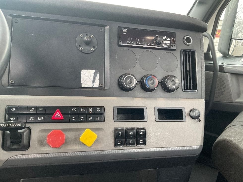 Day Cab Tractor-Heavy Duty Tractors-Freightliner-2021-T12664ST-Fort Wayne-IN-145,010\n\t\tmiles-$ 71,250 - Image 17