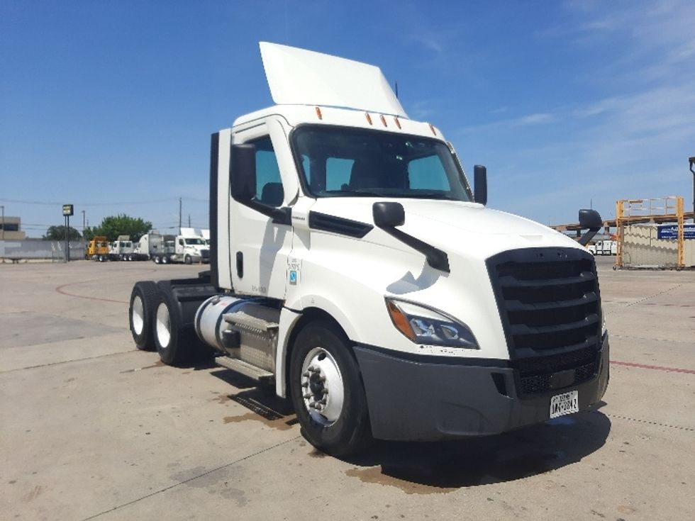 Day Cab Tractor-Heavy Duty Tractors-Freightliner-2021-T12664ST-Fort Worth-TX-560,012\n\t\tmiles-$ 47,250 - Image 1