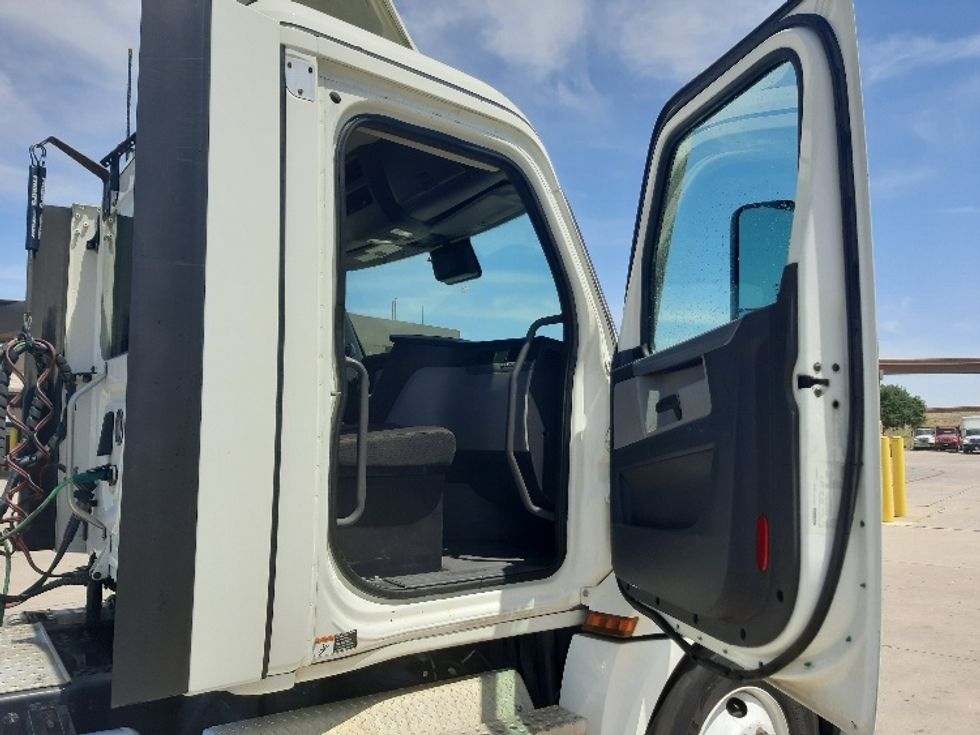 Day Cab Tractor-Heavy Duty Tractors-Freightliner-2021-T12664ST-Fort Worth-TX-560,012\n\t\tmiles-$ 47,250 - Image 12