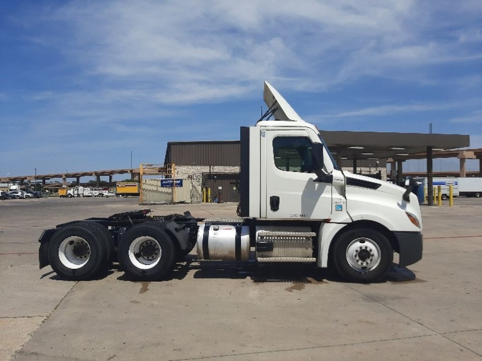 Day Cab Tractor-Heavy Duty Tractors-Freightliner-2021-T12664ST-Fort Worth-TX-560,012\n\t\tmiles-$ 47,250 - Image 8