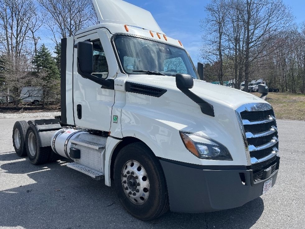 Day Cab Tractor-Heavy Duty Tractors-Freightliner-2021-T12664ST-Franklin-MA-597,257\n\t\tmiles-$ 34,500 - Image 1
