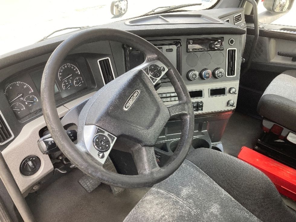 Day Cab Tractor-Heavy Duty Tractors-Freightliner-2021-T12664ST-Franklin-MA-597,257\n\t\tmiles-$ 34,500 - Image 10