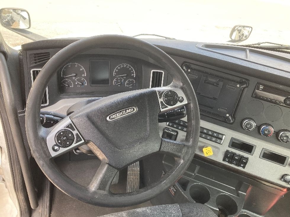 Day Cab Tractor-Heavy Duty Tractors-Freightliner-2021-T12664ST-Franklin-MA-597,257\n\t\tmiles-$ 34,500 - Image 11