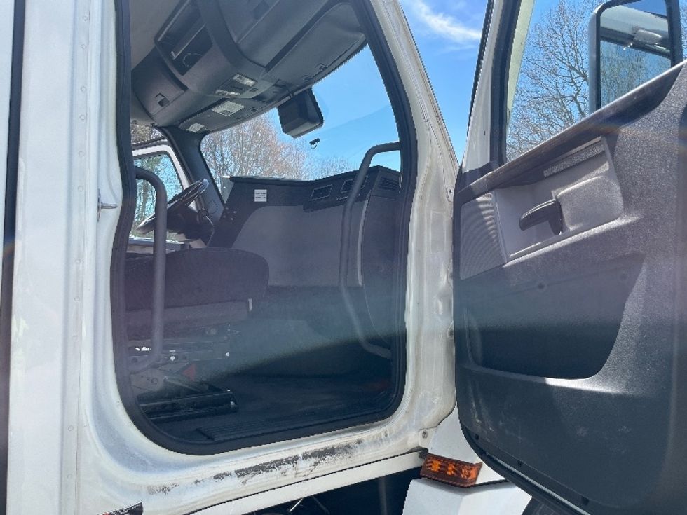 Day Cab Tractor-Heavy Duty Tractors-Freightliner-2021-T12664ST-Franklin-MA-597,257\n\t\tmiles-$ 34,500 - Image 12
