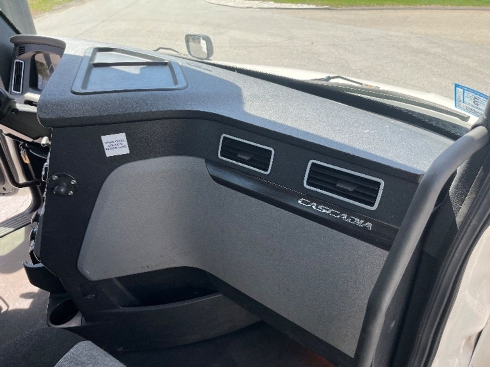 Day Cab Tractor-Heavy Duty Tractors-Freightliner-2021-T12664ST-Franklin-MA-597,257\n\t\tmiles-$ 34,500 - Image 13