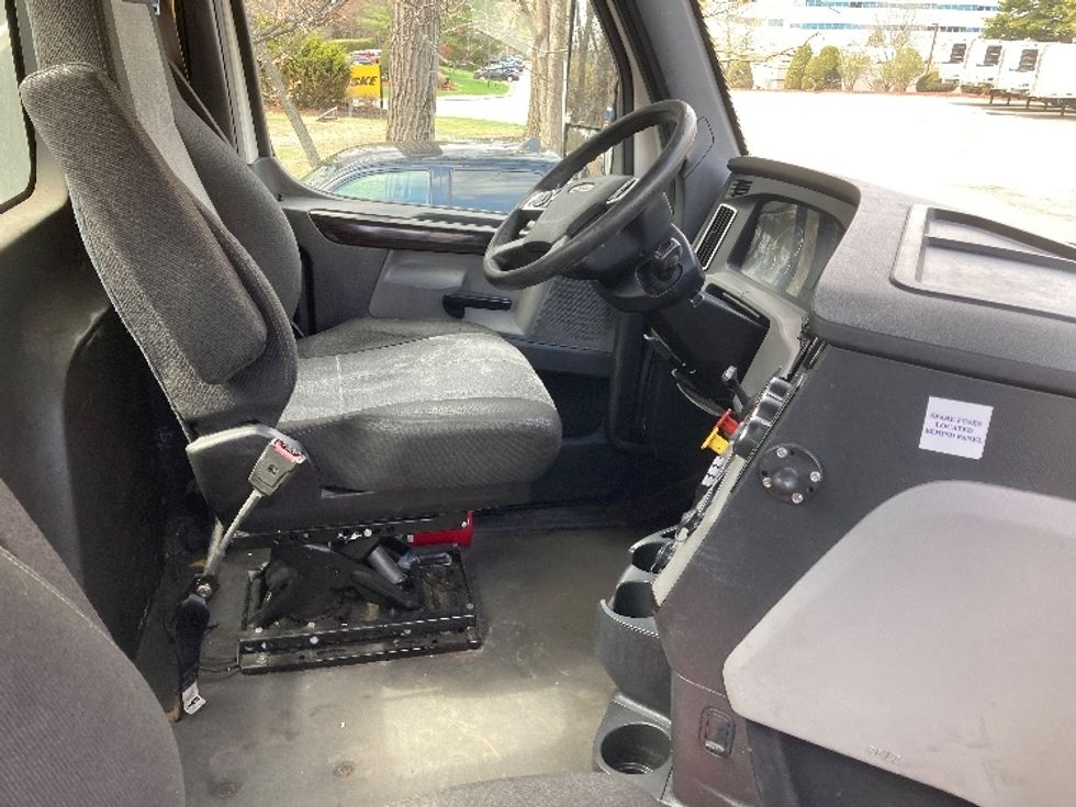 Day Cab Tractor-Heavy Duty Tractors-Freightliner-2021-T12664ST-Franklin-MA-597,257\n\t\tmiles-$ 34,500 - Image 14