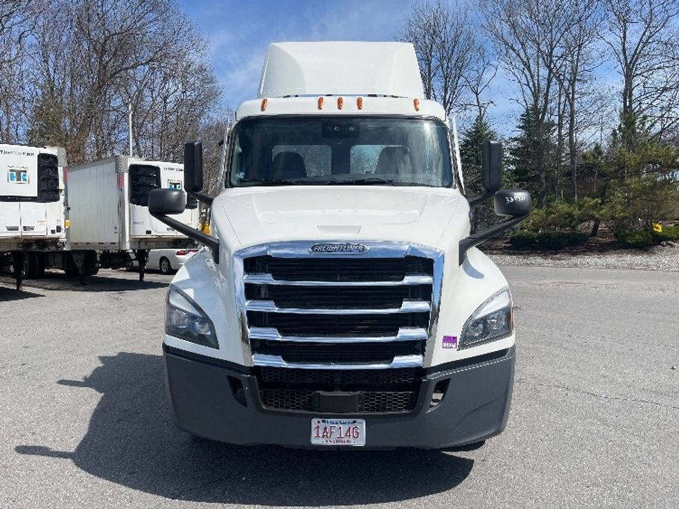 Day Cab Tractor-Heavy Duty Tractors-Freightliner-2021-T12664ST-Franklin-MA-597,257\n\t\tmiles-$ 34,500 - Image 2