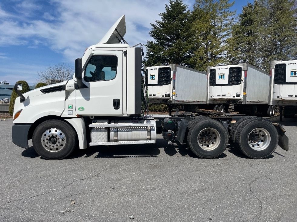 Day Cab Tractor-Heavy Duty Tractors-Freightliner-2021-T12664ST-Franklin-MA-597,257\n\t\tmiles-$ 34,500 - Image 4