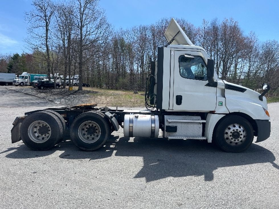 Day Cab Tractor-Heavy Duty Tractors-Freightliner-2021-T12664ST-Franklin-MA-597,257\n\t\tmiles-$ 34,500 - Image 8