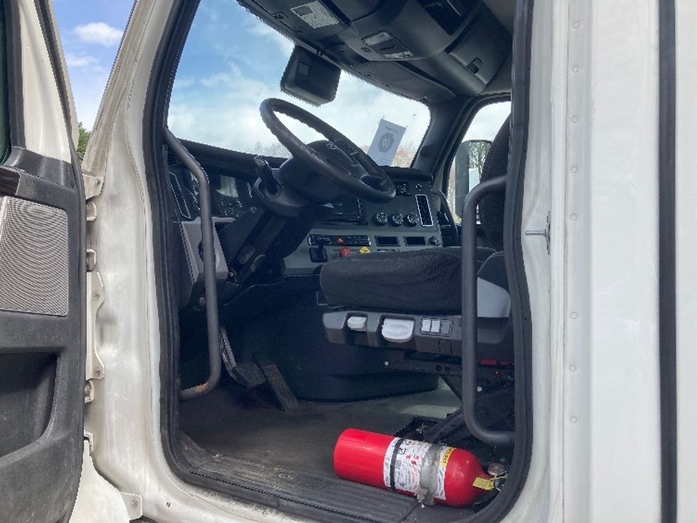 Day Cab Tractor-Heavy Duty Tractors-Freightliner-2021-T12664ST-Franklin-MA-597,257\n\t\tmiles-$ 34,500 - Image 9