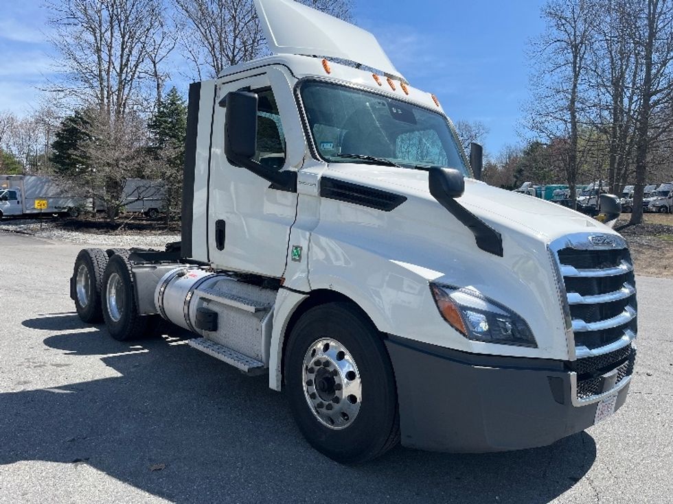 Day Cab Tractor-Heavy Duty Tractors-Freightliner-2021-T12664ST-Franklin-MA-666,502\n\t\tmiles-$ 27,250 - Image 1