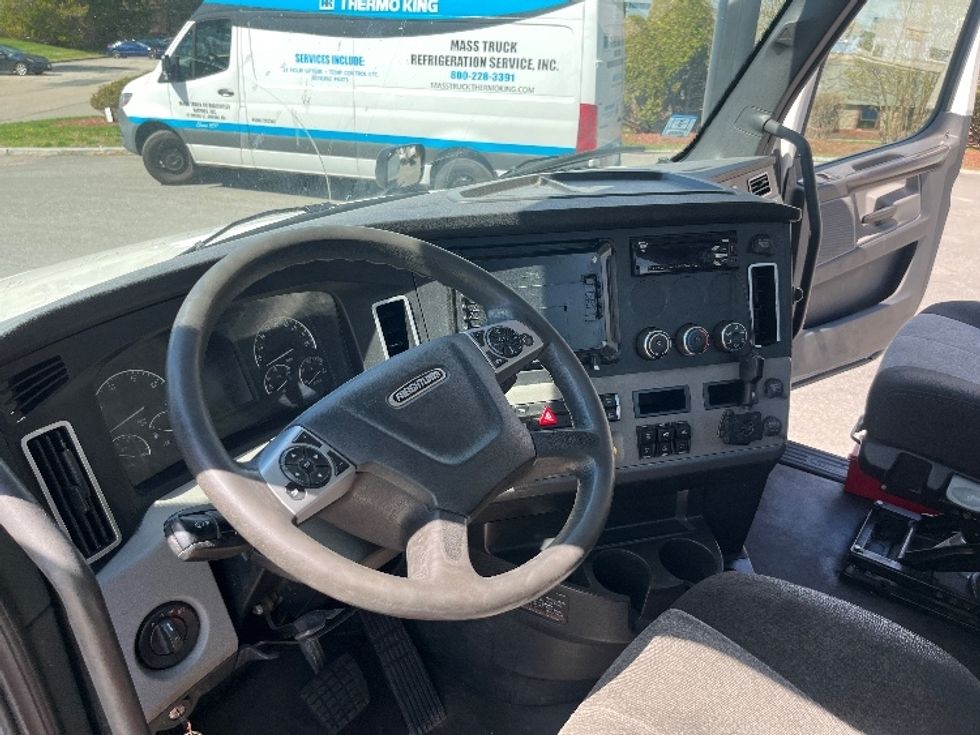 Day Cab Tractor-Heavy Duty Tractors-Freightliner-2021-T12664ST-Franklin-MA-666,502\n\t\tmiles-$ 27,250 - Image 10