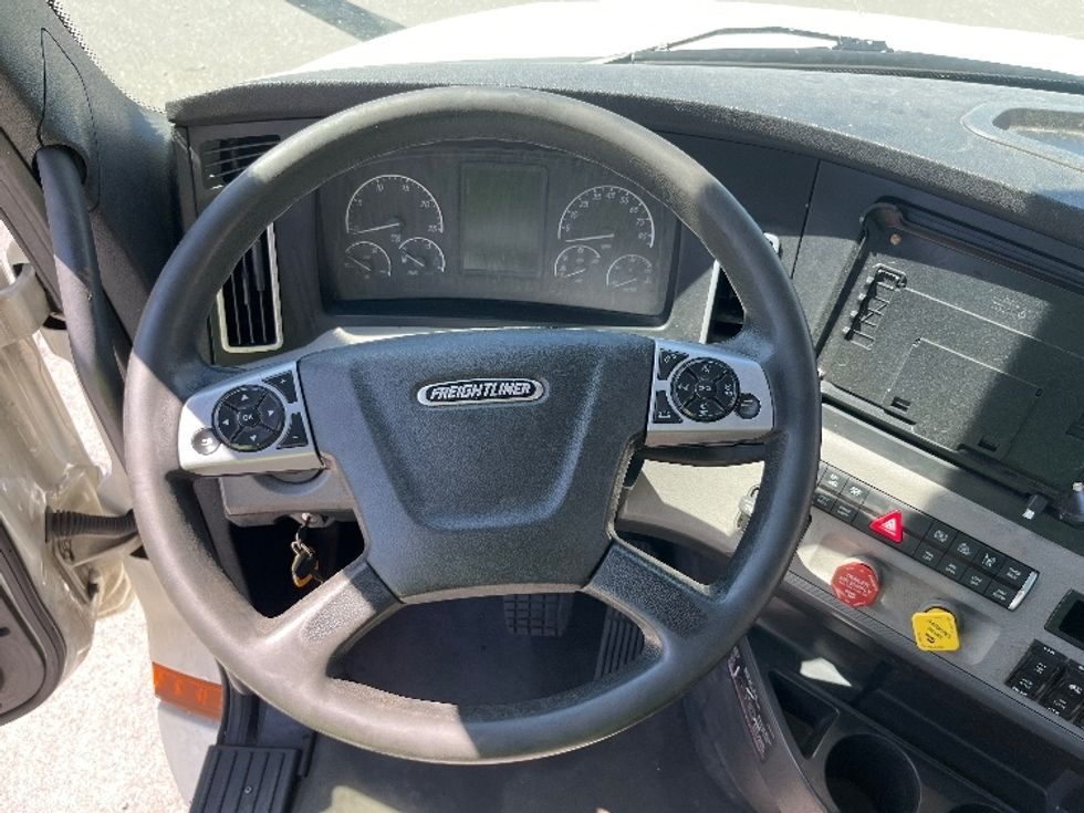Day Cab Tractor-Heavy Duty Tractors-Freightliner-2021-T12664ST-Franklin-MA-666,502\n\t\tmiles-$ 27,250 - Image 11