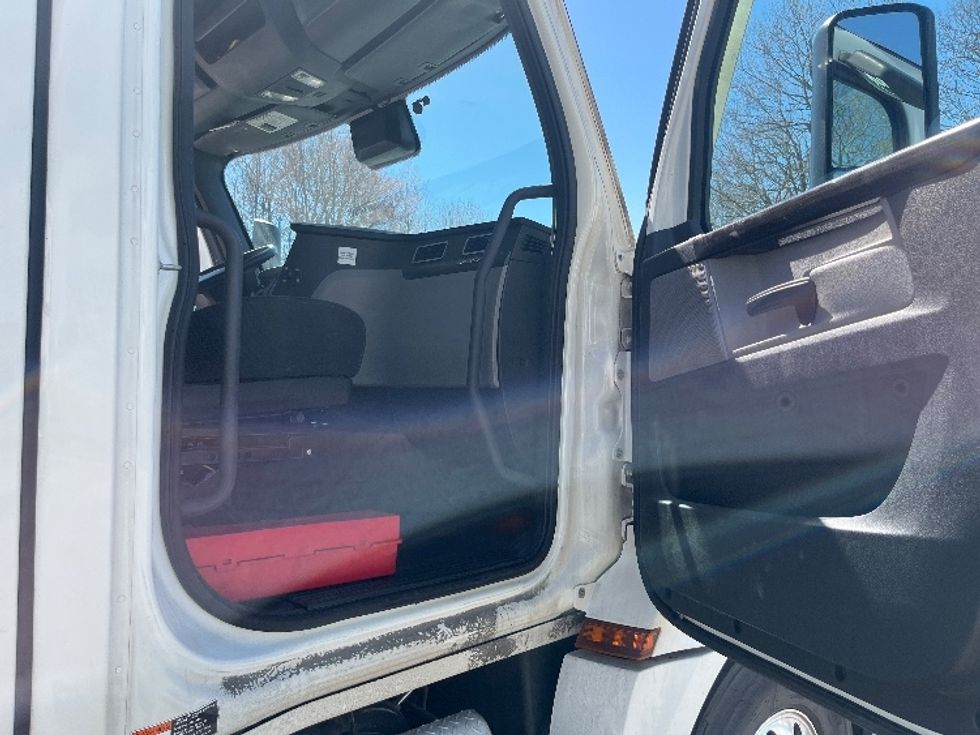 Day Cab Tractor-Heavy Duty Tractors-Freightliner-2021-T12664ST-Franklin-MA-666,502\n\t\tmiles-$ 27,250 - Image 12