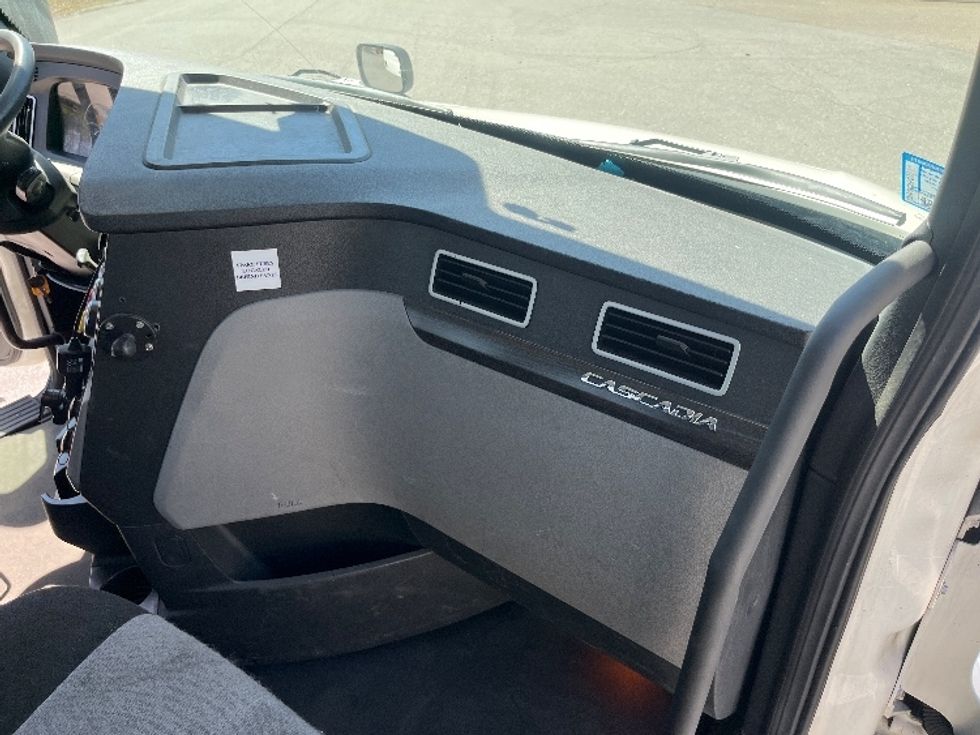 Day Cab Tractor-Heavy Duty Tractors-Freightliner-2021-T12664ST-Franklin-MA-666,502\n\t\tmiles-$ 27,250 - Image 13