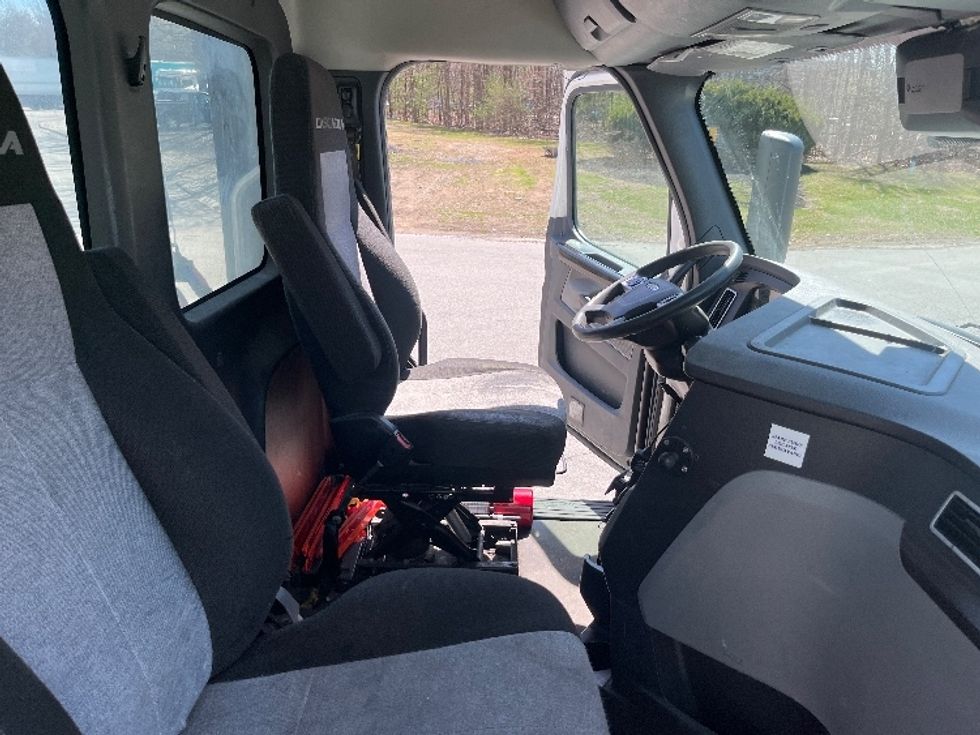 Day Cab Tractor-Heavy Duty Tractors-Freightliner-2021-T12664ST-Franklin-MA-666,502\n\t\tmiles-$ 27,250 - Image 14