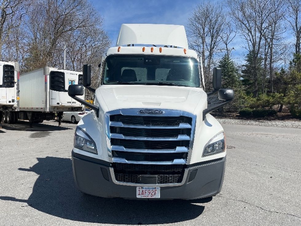 Day Cab Tractor-Heavy Duty Tractors-Freightliner-2021-T12664ST-Franklin-MA-666,502\n\t\tmiles-$ 27,250 - Image 2