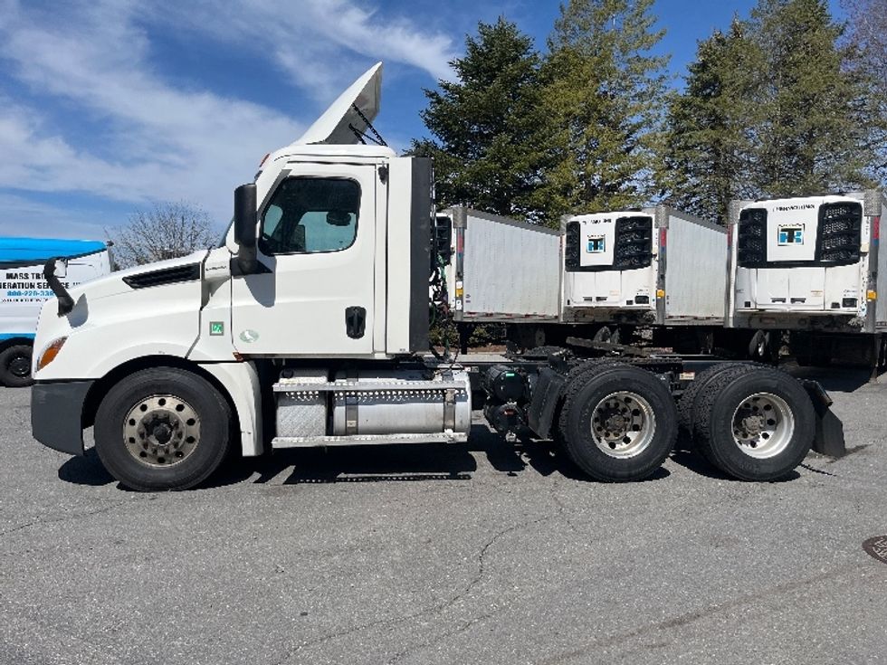 Day Cab Tractor-Heavy Duty Tractors-Freightliner-2021-T12664ST-Franklin-MA-666,502\n\t\tmiles-$ 27,250 - Image 4
