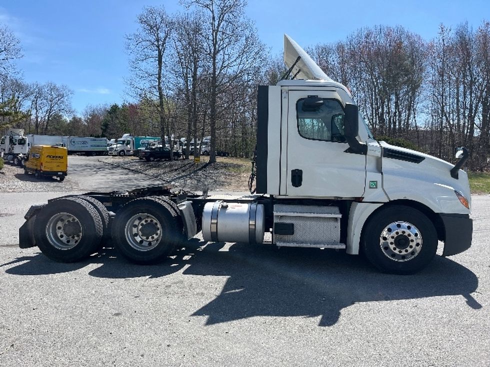 Day Cab Tractor-Heavy Duty Tractors-Freightliner-2021-T12664ST-Franklin-MA-666,502\n\t\tmiles-$ 27,250 - Image 8