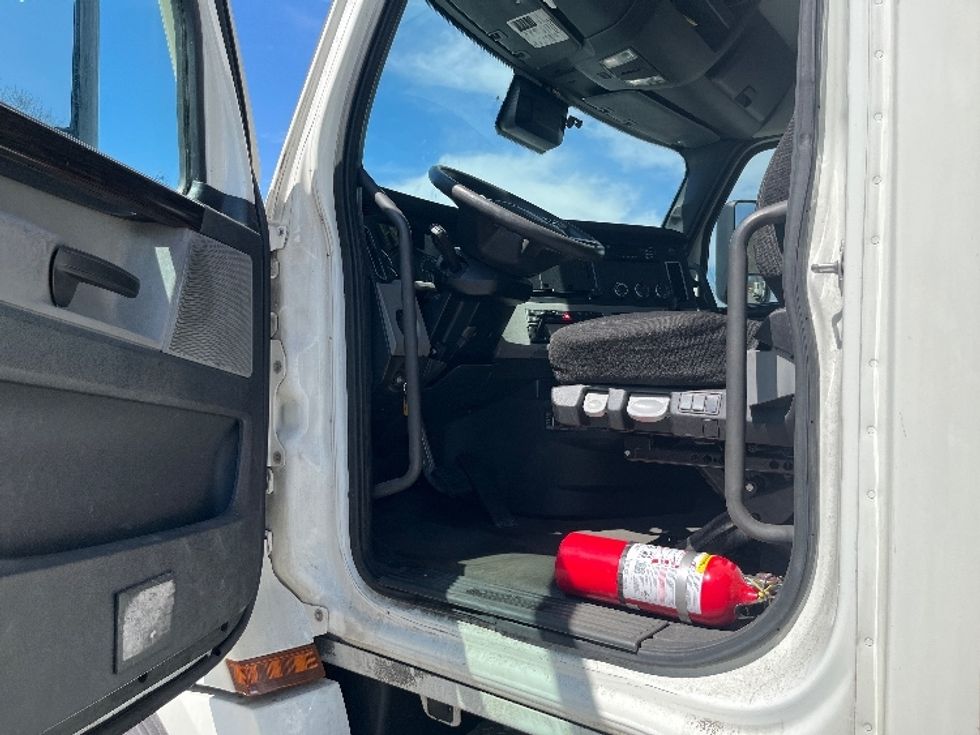 Day Cab Tractor-Heavy Duty Tractors-Freightliner-2021-T12664ST-Franklin-MA-666,502\n\t\tmiles-$ 27,250 - Image 9