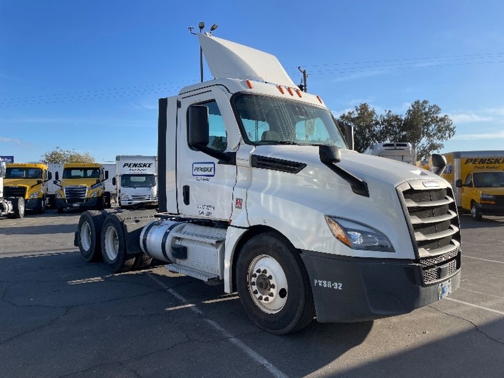 Day Cab Tractor-Heavy Duty Tractors-Freightliner-2021-T12664ST-Fresno-CA-129,831\n\t\tmiles-$ 97,000 - Image 1