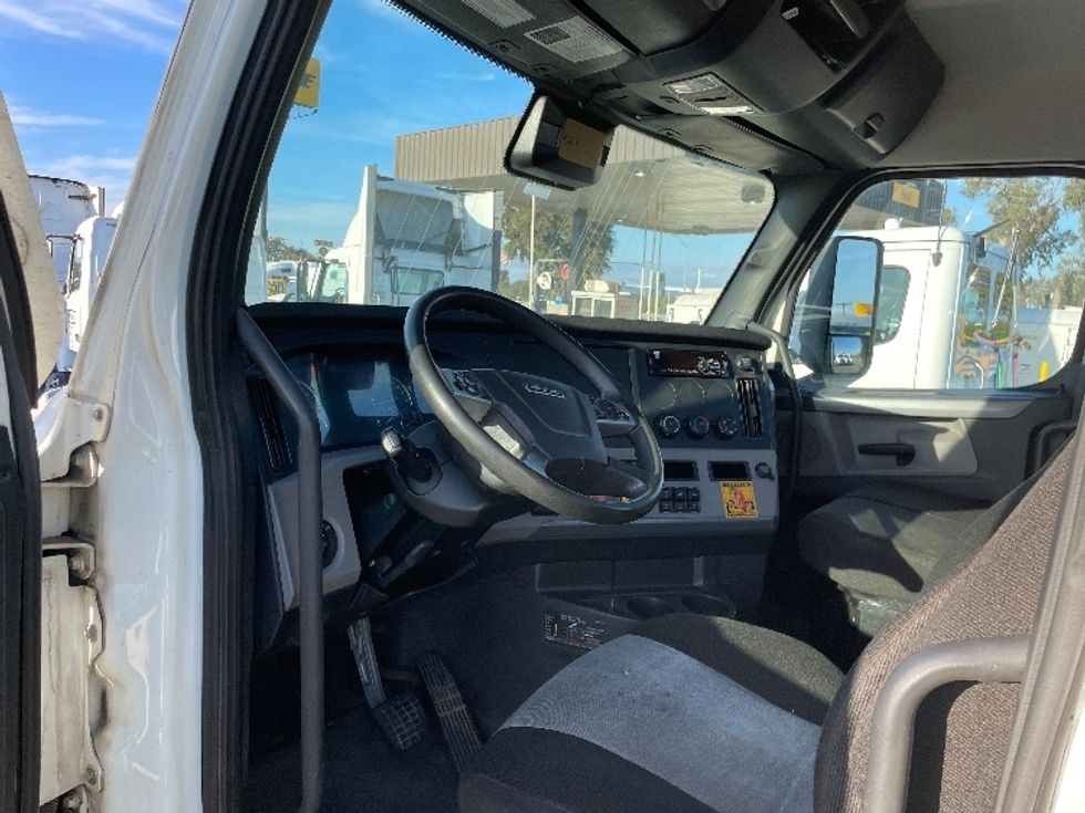 Day Cab Tractor-Heavy Duty Tractors-Freightliner-2021-T12664ST-Fresno-CA-129,831\n\t\tmiles-$ 97,000 - Image 10