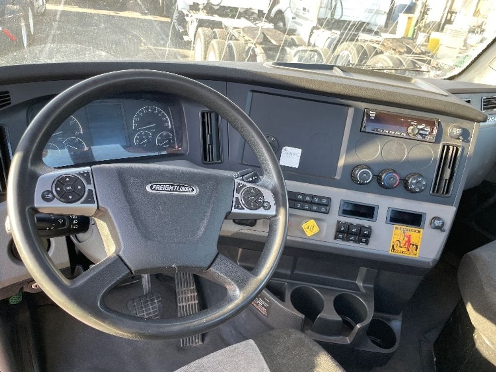 Day Cab Tractor-Heavy Duty Tractors-Freightliner-2021-T12664ST-Fresno-CA-129,831\n\t\tmiles-$ 97,000 - Image 11