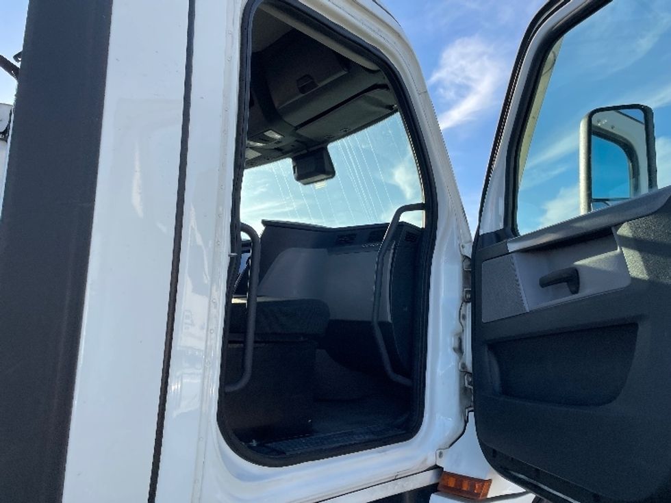 Day Cab Tractor-Heavy Duty Tractors-Freightliner-2021-T12664ST-Fresno-CA-129,831\n\t\tmiles-$ 97,000 - Image 12