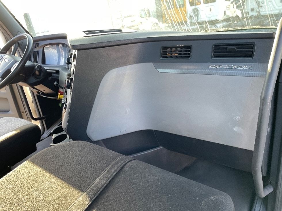 Day Cab Tractor-Heavy Duty Tractors-Freightliner-2021-T12664ST-Fresno-CA-129,831\n\t\tmiles-$ 97,000 - Image 13