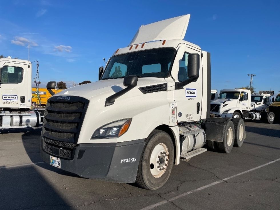 Day Cab Tractor-Heavy Duty Tractors-Freightliner-2021-T12664ST-Fresno-CA-129,831\n\t\tmiles-$ 97,000 - Image 3