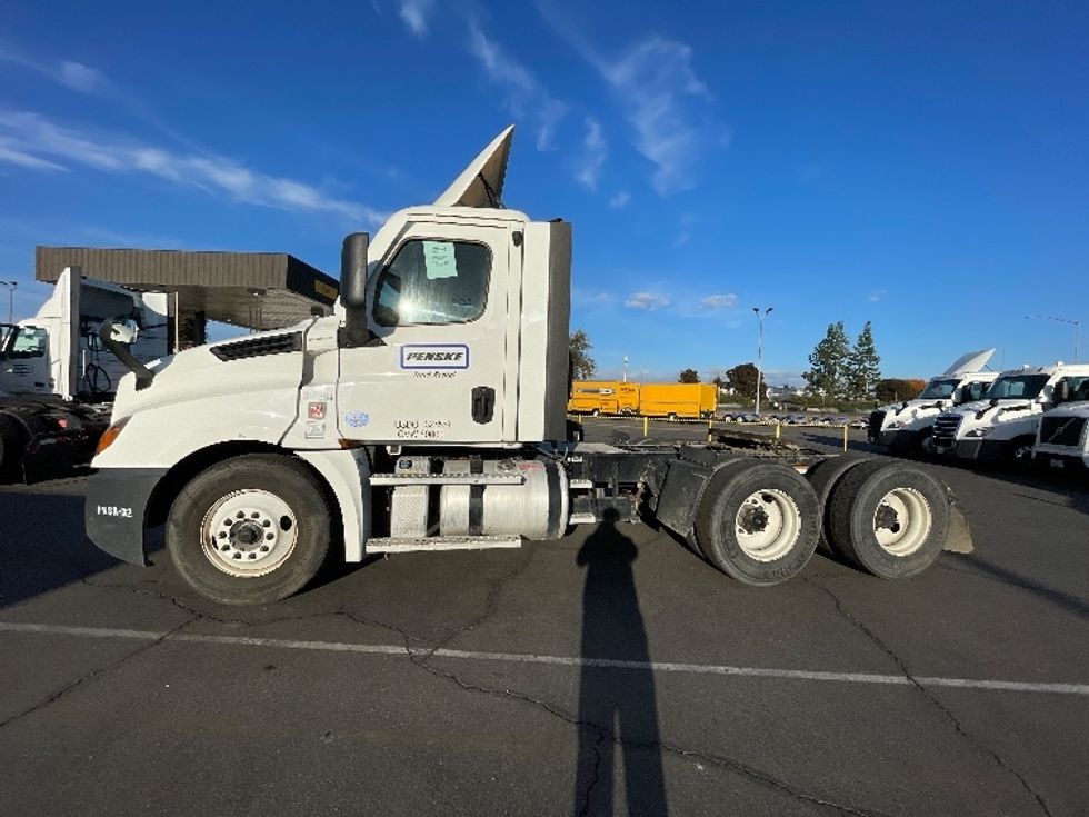 Day Cab Tractor-Heavy Duty Tractors-Freightliner-2021-T12664ST-Fresno-CA-129,831\n\t\tmiles-$ 97,000 - Image 4