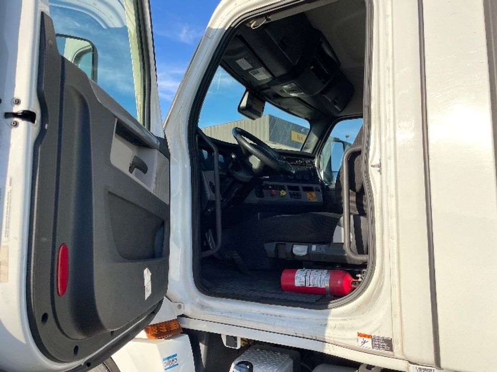 Day Cab Tractor-Heavy Duty Tractors-Freightliner-2021-T12664ST-Fresno-CA-129,831\n\t\tmiles-$ 97,000 - Image 9