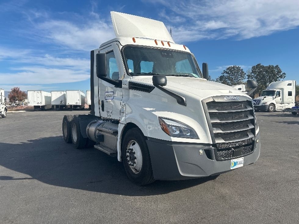 Day Cab Tractor-Heavy Duty Tractors-Freightliner-2021-T12664ST-Fresno-CA-224,734\n\t\tmiles-$ 90,250 - Image 1