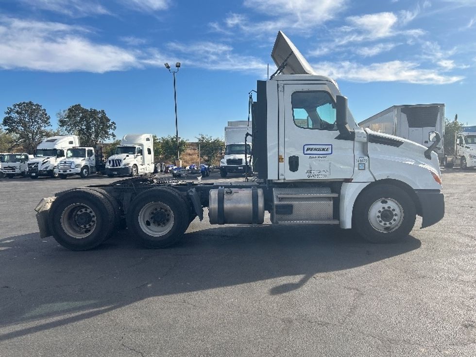 Day Cab Tractor-Heavy Duty Tractors-Freightliner-2021-T12664ST-Fresno-CA-224,734\n\t\tmiles-$ 90,250 - Image 8