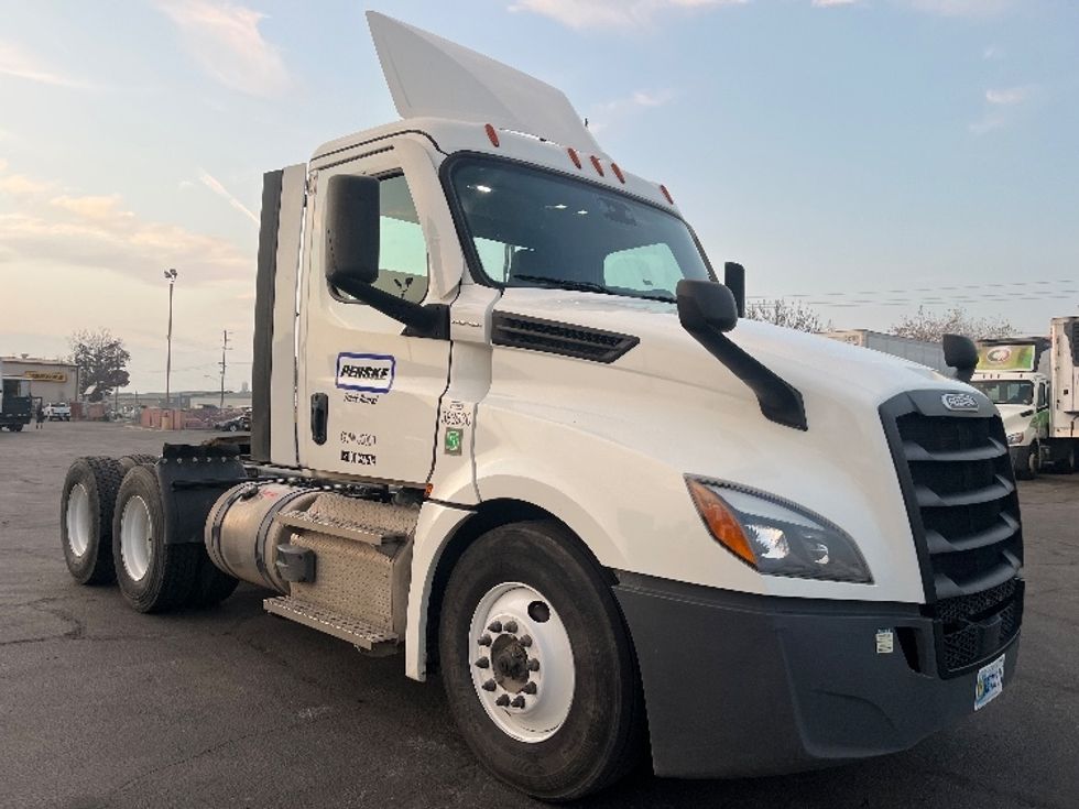 Day Cab Tractor-Heavy Duty Tractors-Freightliner-2021-T12664ST-Fresno-CA-311,923\n\t\tmiles-$ 83,250 - Image 1