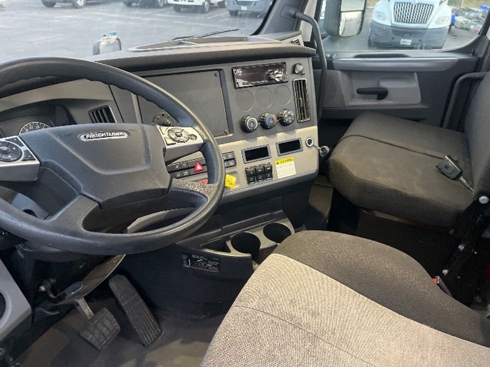 Day Cab Tractor-Heavy Duty Tractors-Freightliner-2021-T12664ST-Fresno-CA-311,923\n\t\tmiles-$ 83,250 - Image 10