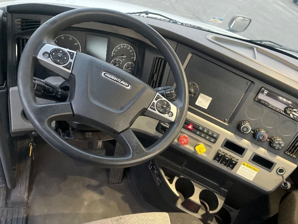 Day Cab Tractor-Heavy Duty Tractors-Freightliner-2021-T12664ST-Fresno-CA-311,923\n\t\tmiles-$ 83,250 - Image 11