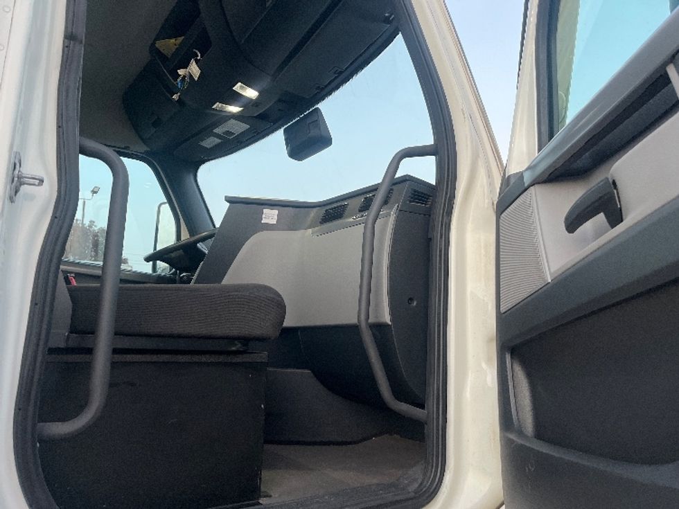 Day Cab Tractor-Heavy Duty Tractors-Freightliner-2021-T12664ST-Fresno-CA-311,923\n\t\tmiles-$ 83,250 - Image 12