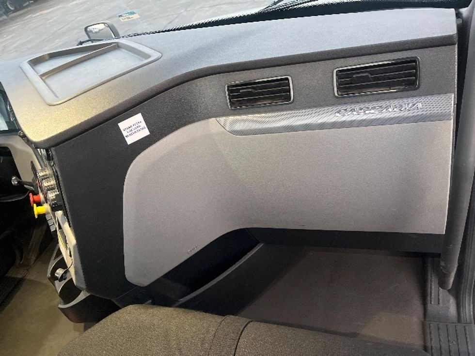 Day Cab Tractor-Heavy Duty Tractors-Freightliner-2021-T12664ST-Fresno-CA-311,923\n\t\tmiles-$ 83,250 - Image 13