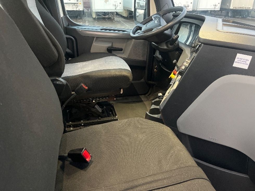 Day Cab Tractor-Heavy Duty Tractors-Freightliner-2021-T12664ST-Fresno-CA-311,923\n\t\tmiles-$ 83,250 - Image 14