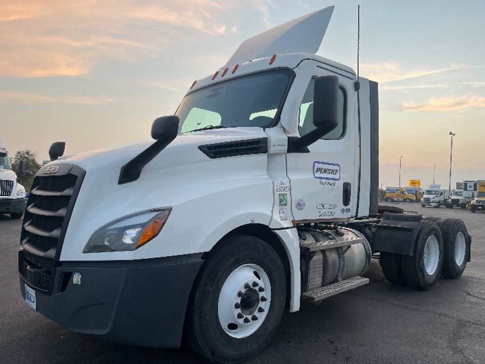 Day Cab Tractor-Heavy Duty Tractors-Freightliner-2021-T12664ST-Fresno-CA-311,923\n\t\tmiles-$ 83,250 - Image 3